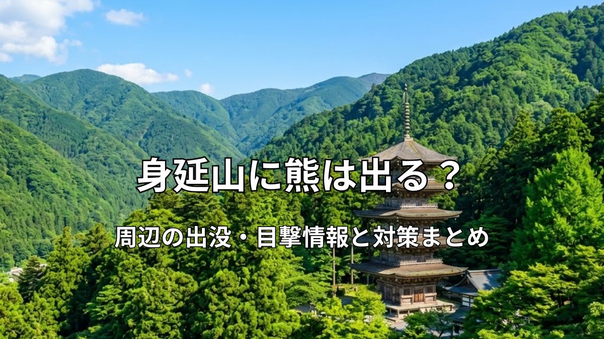 豊かな緑の山々に囲まれた身延山の五重塔と青空の風景